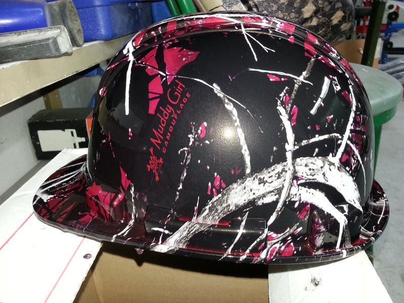 A black hard hat with a pink and white camo design