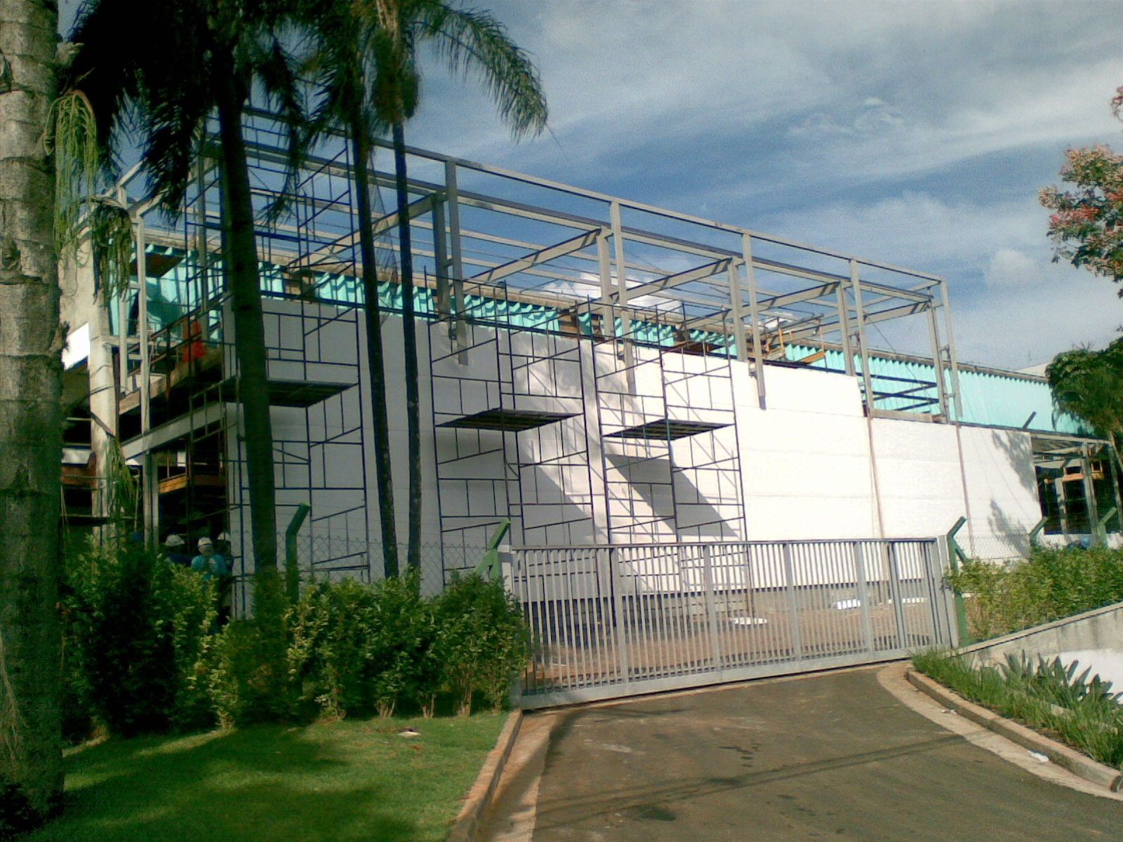 Fachada de Ampliação industrial sala limpa com isopainéis em PIR