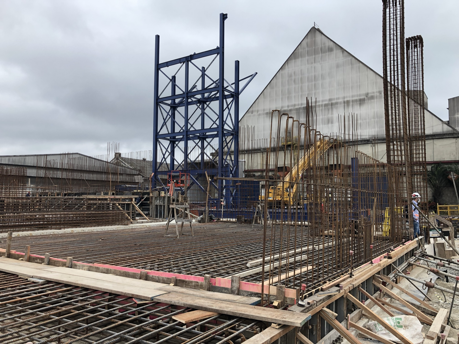 Obra portuária - concreto armado  e  estrutura metálica 