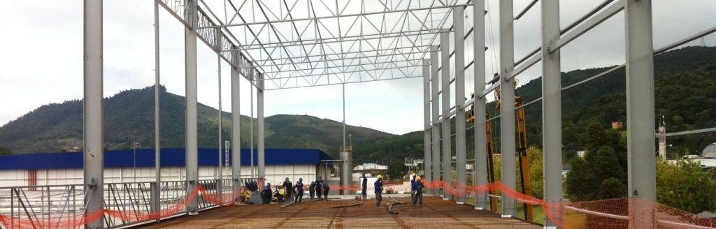 Estrutura metálica de fechamento e cobertura