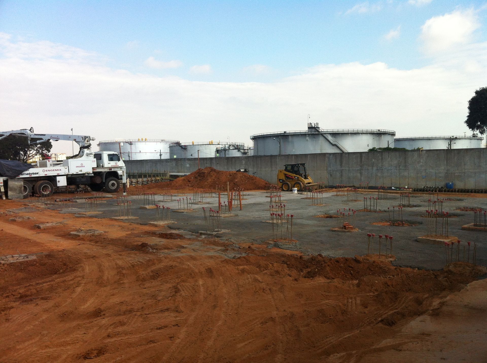 Distribuidora de combustíveis, fundação da base do reservatório