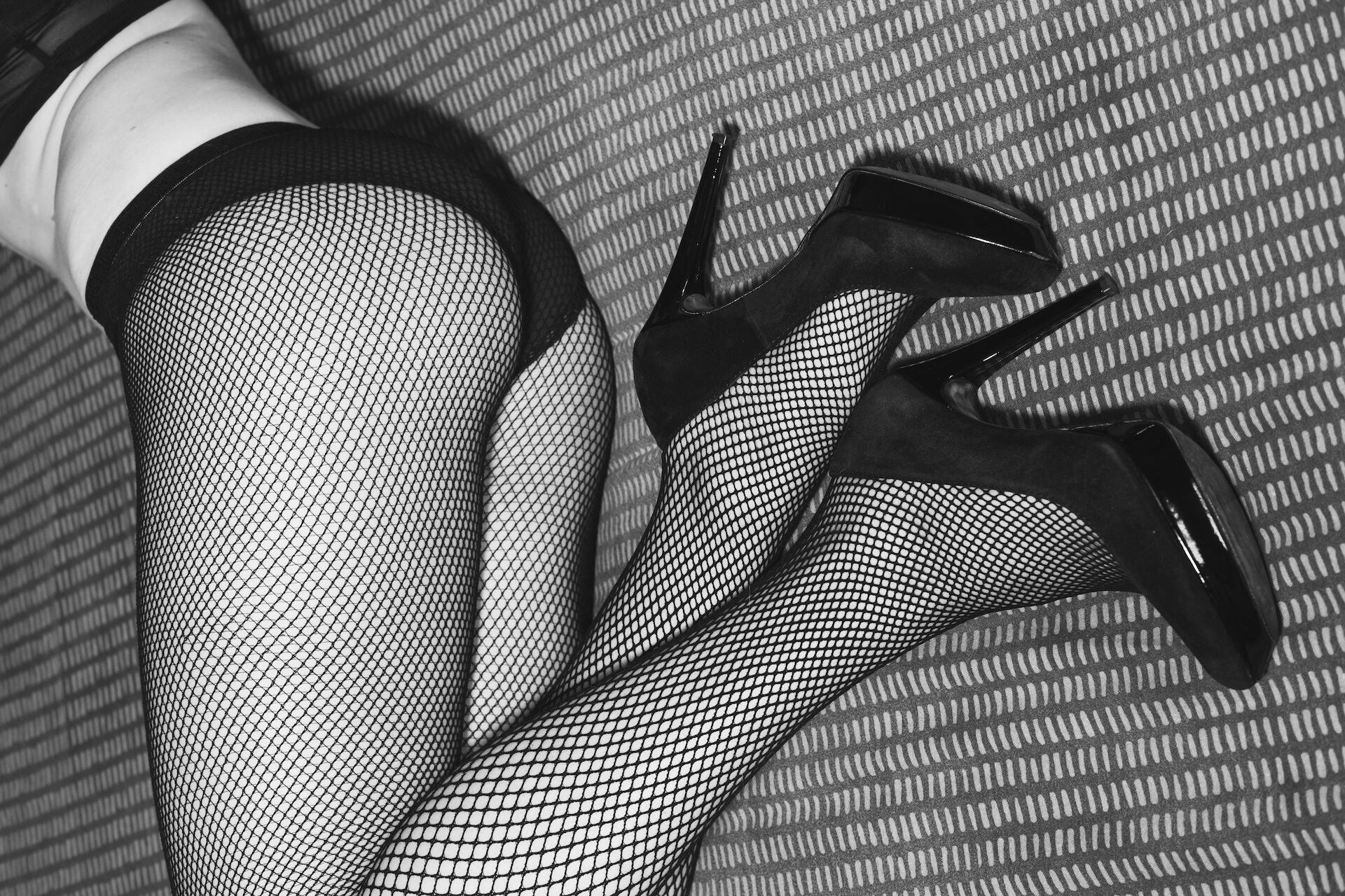 A woman is placing her hand on the trunk of a tree.