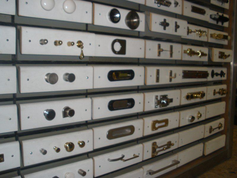 Esposizione di maniglie e pomelli