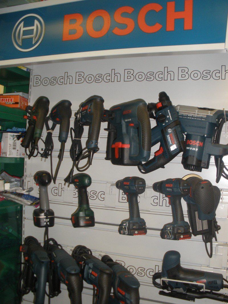 Assortimento di trapani e altri utensili elettrici