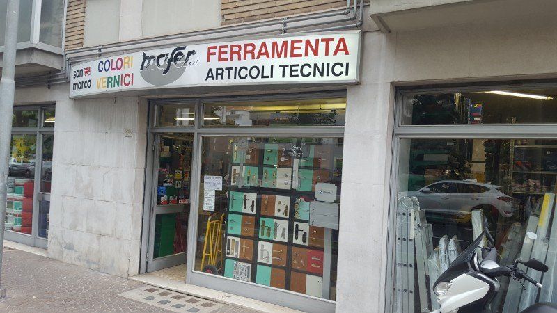 Foto dell'esterno della ferramenta