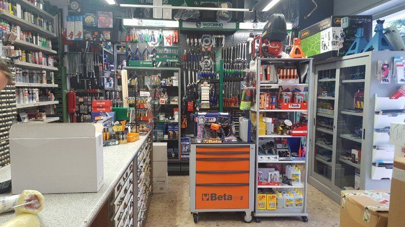 Interno del negozio di ferramenta