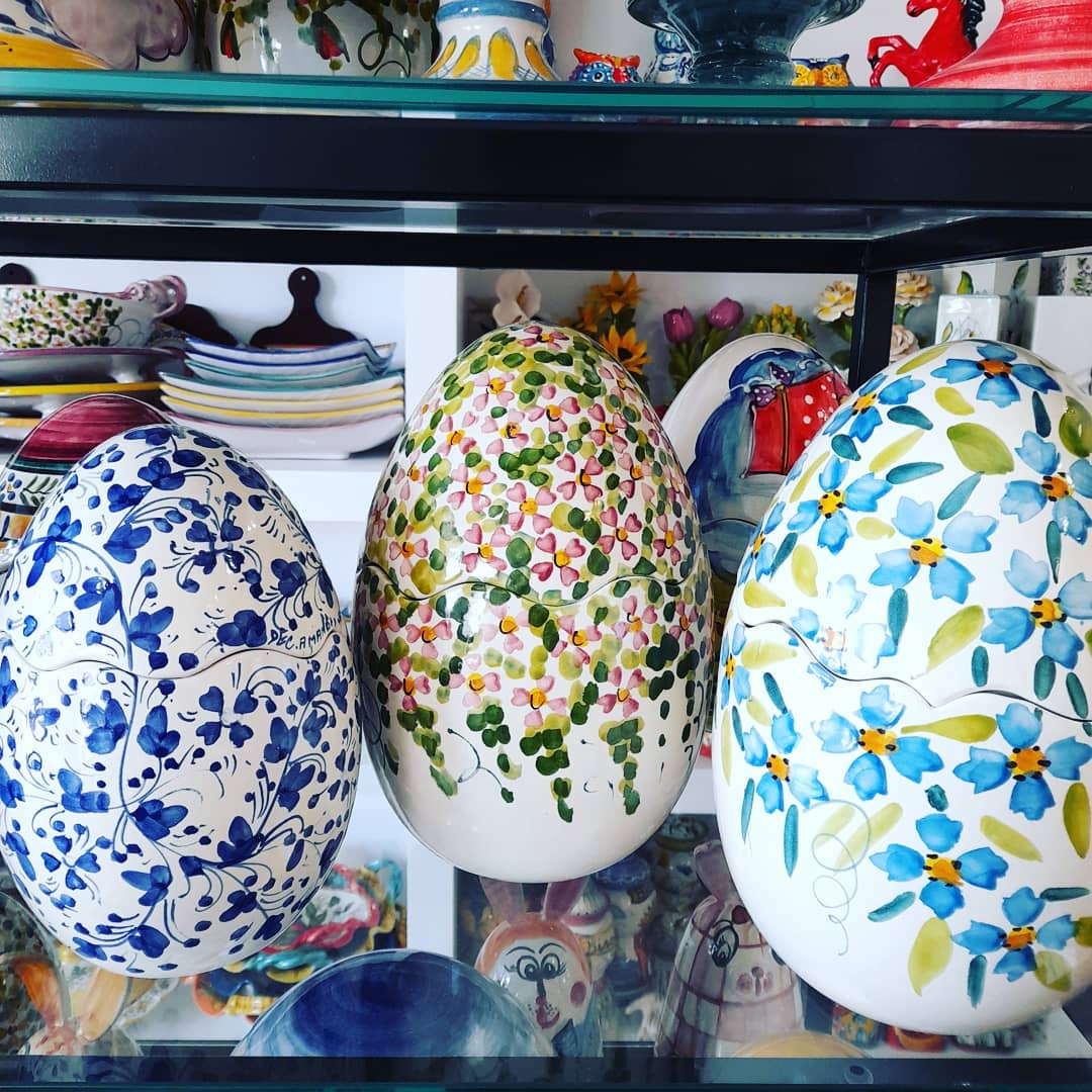 In mostra tre uova di Pasqua in ceramica dipinte di blu, verde e bianco.