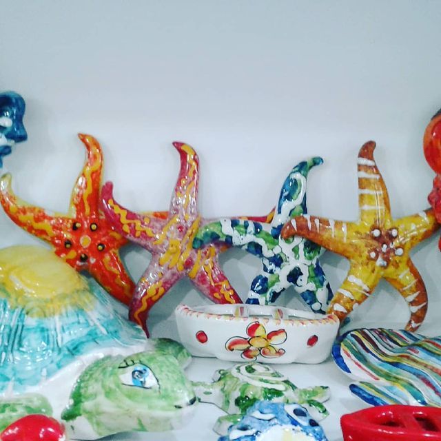 Stelle marine e creature marine in ceramica colorata.