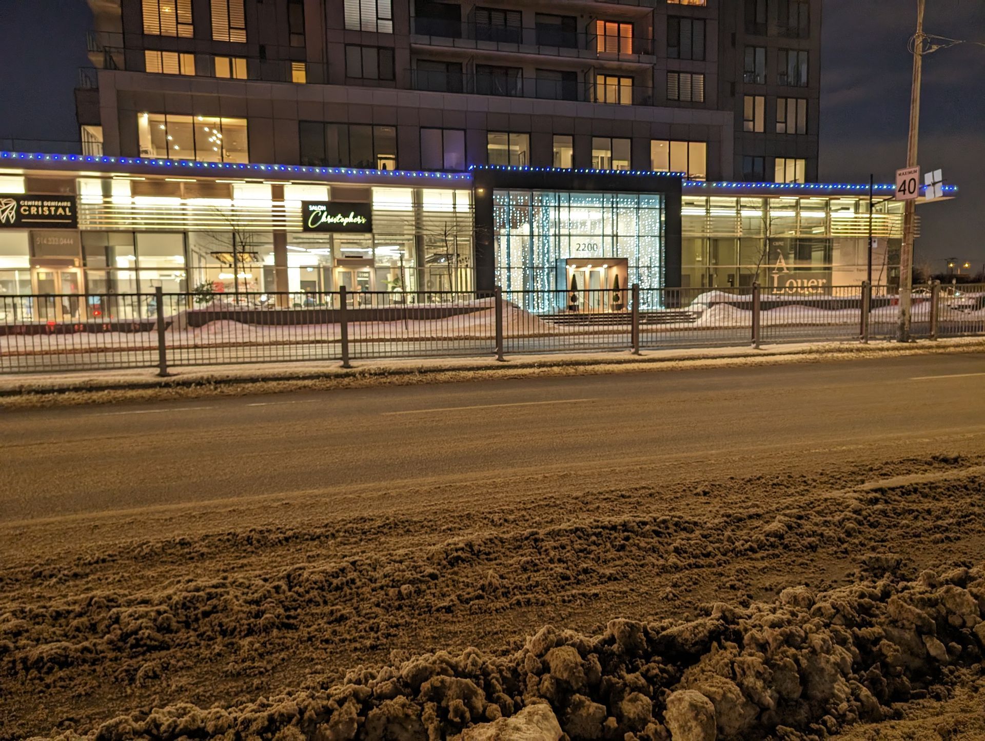 A building with the word costa on it