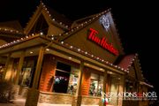 Restaurant Tim Hortons le soir, décoré de lumières de Noël.