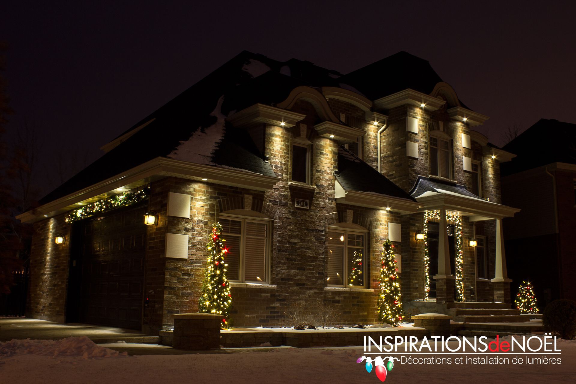 A house decorated for christmas with the words inspirations noel on the bottom