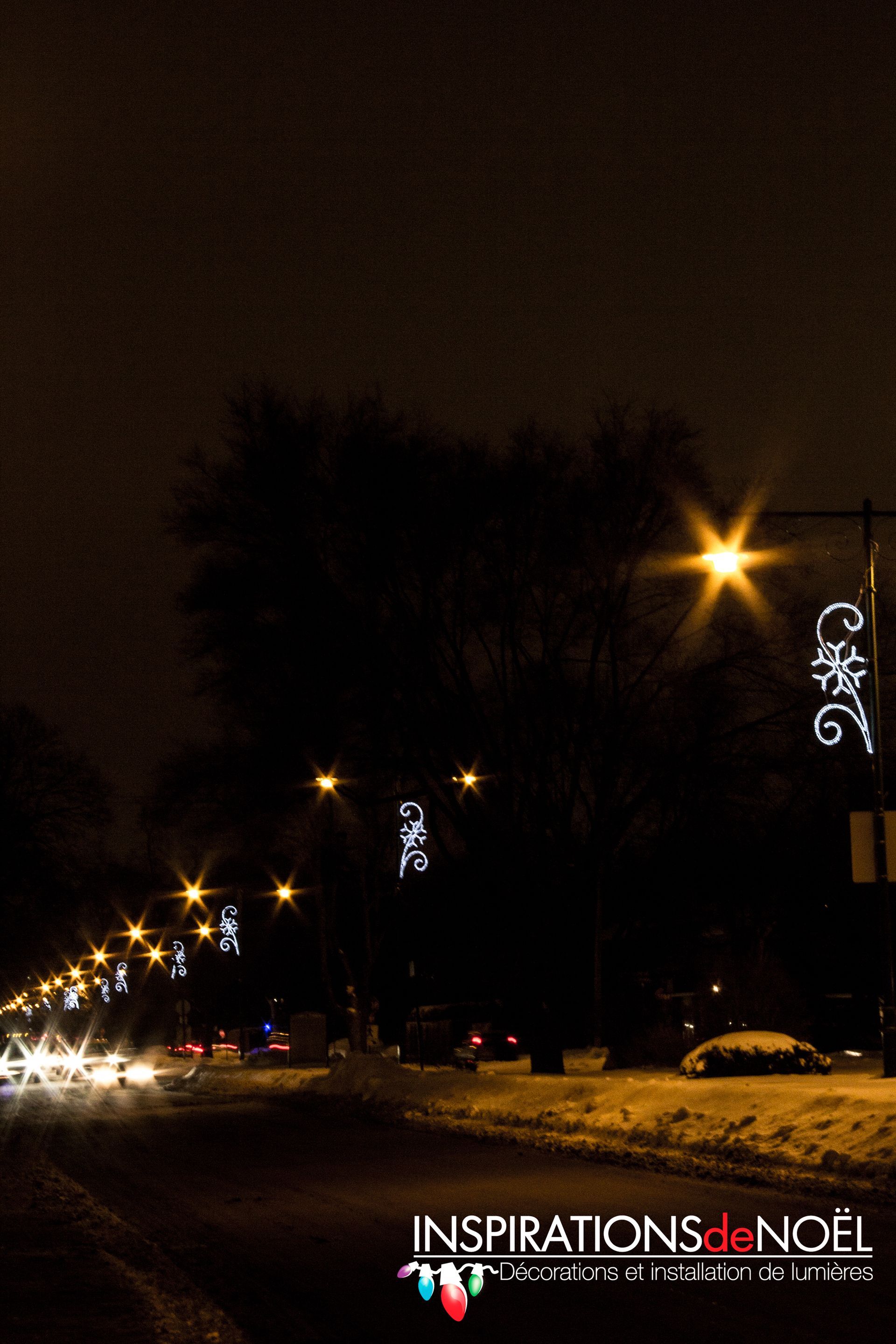 A photo of a street at night with the words inspirations de noel on the bottom