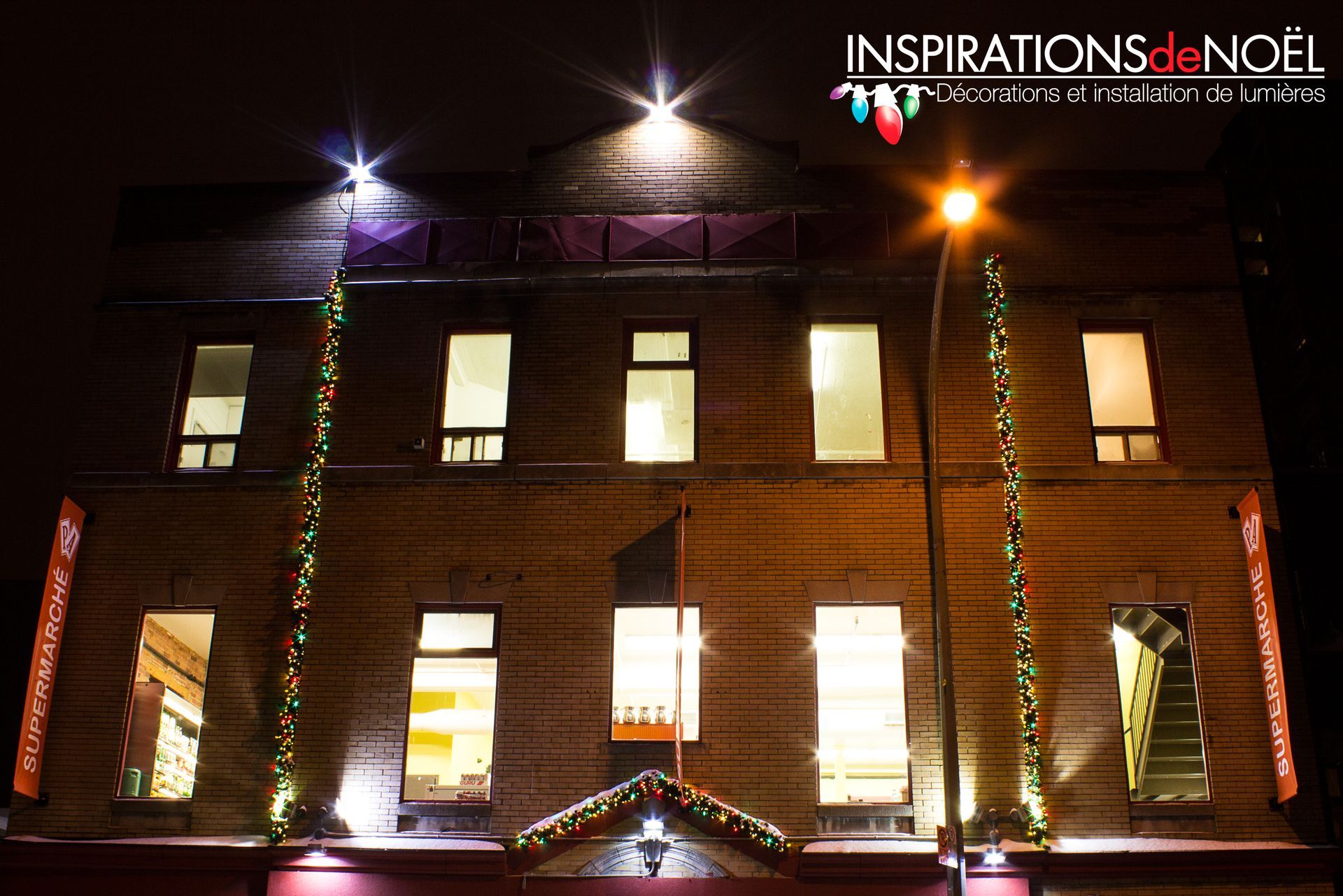 A brick building with christmas lights on it and the words inspirations de noel on the bottom