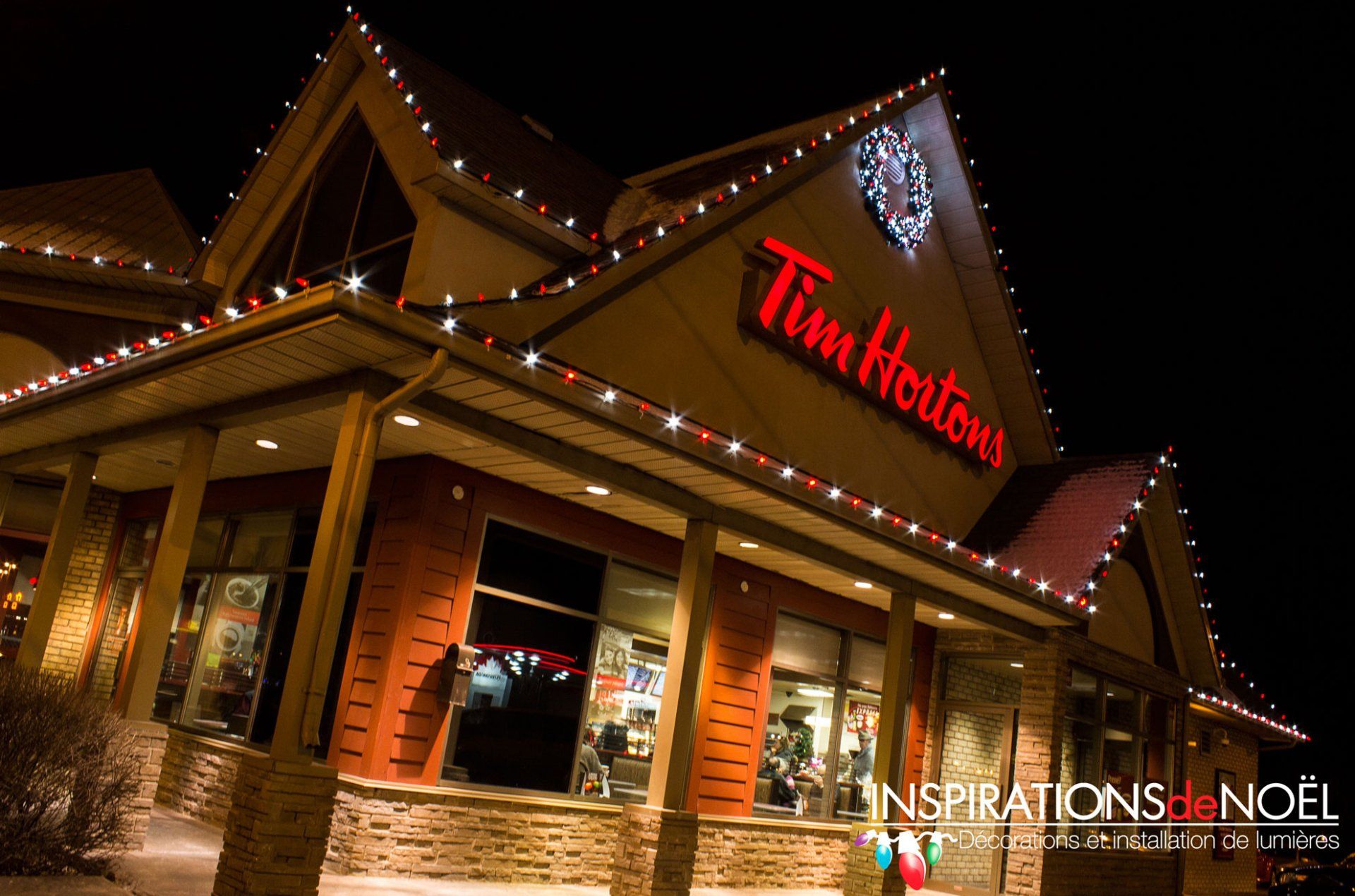 Un restaurant Tim Hortons est décoré de lumières de Noël