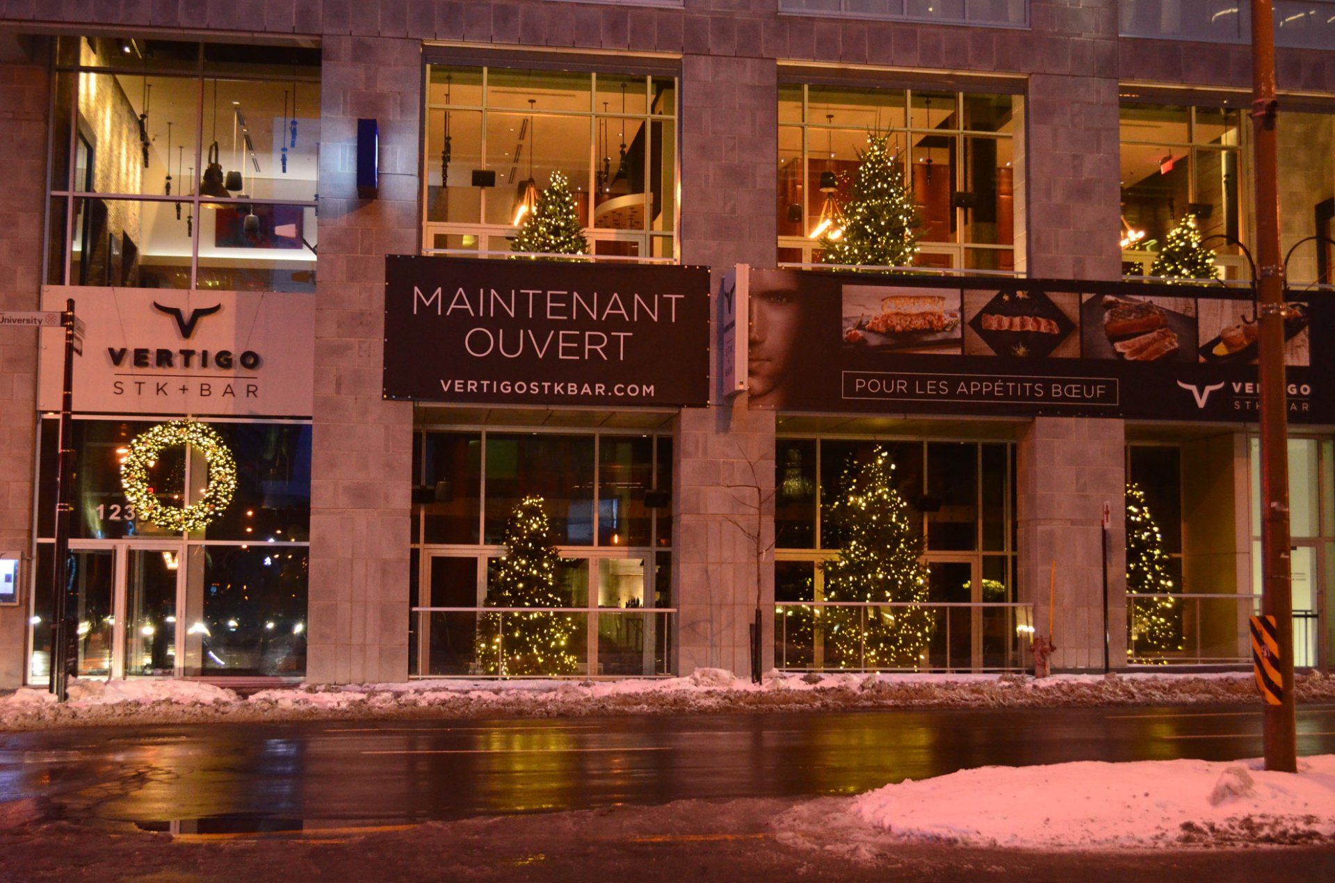 Un bâtiment avec un panneau indiquant « maintenant ouvert »