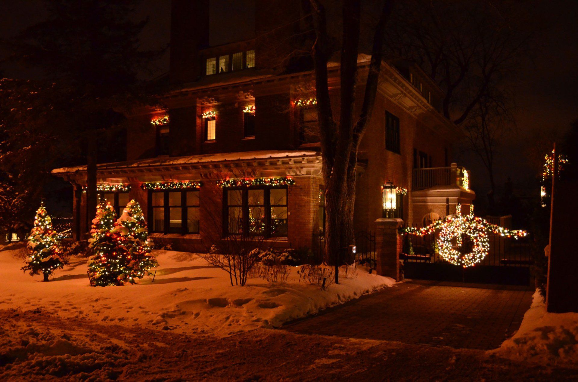 Une maison est décorée de lumières de Noël la nuit