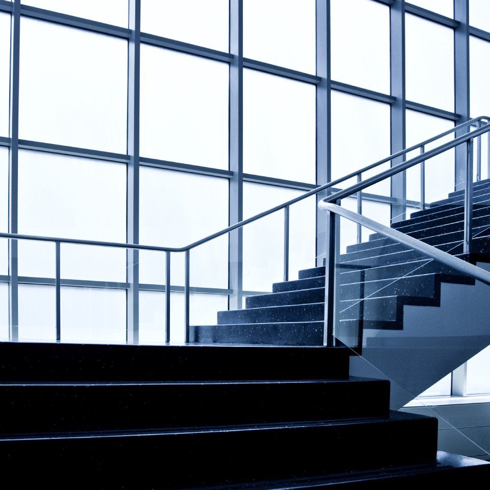 escalier intérieur avec parapet en verre