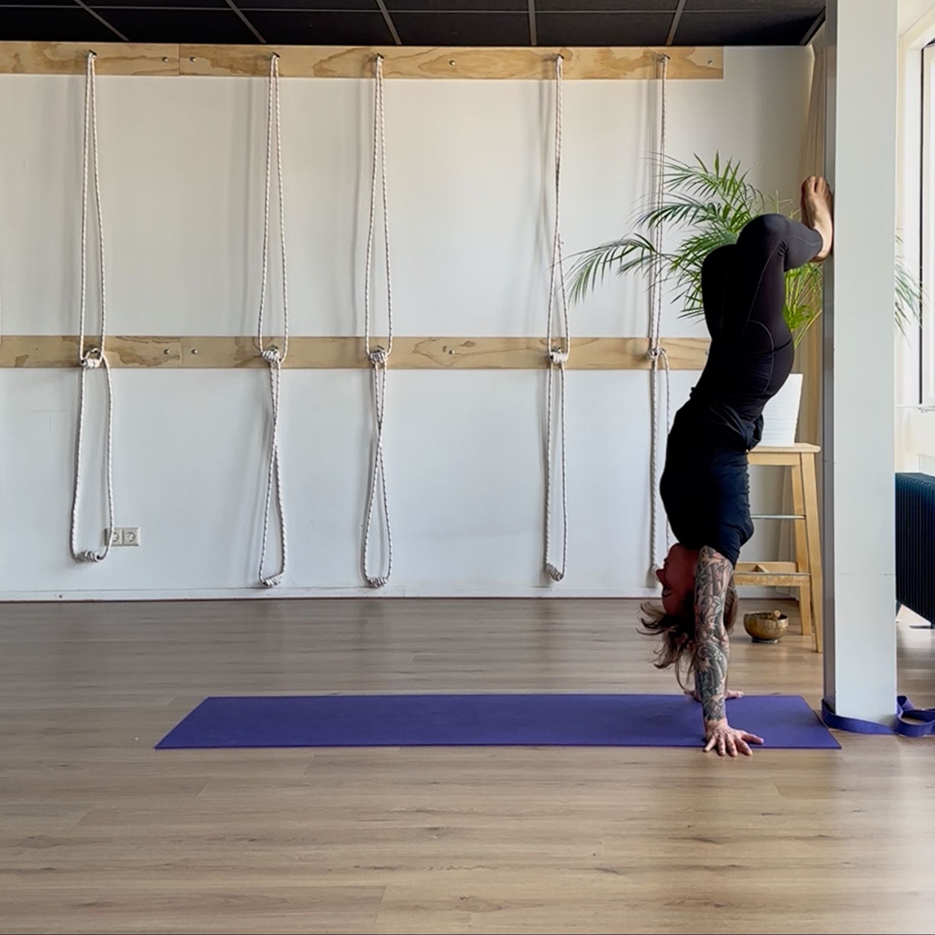 Salamba Sirsasana met been variatie Baddha Konasana