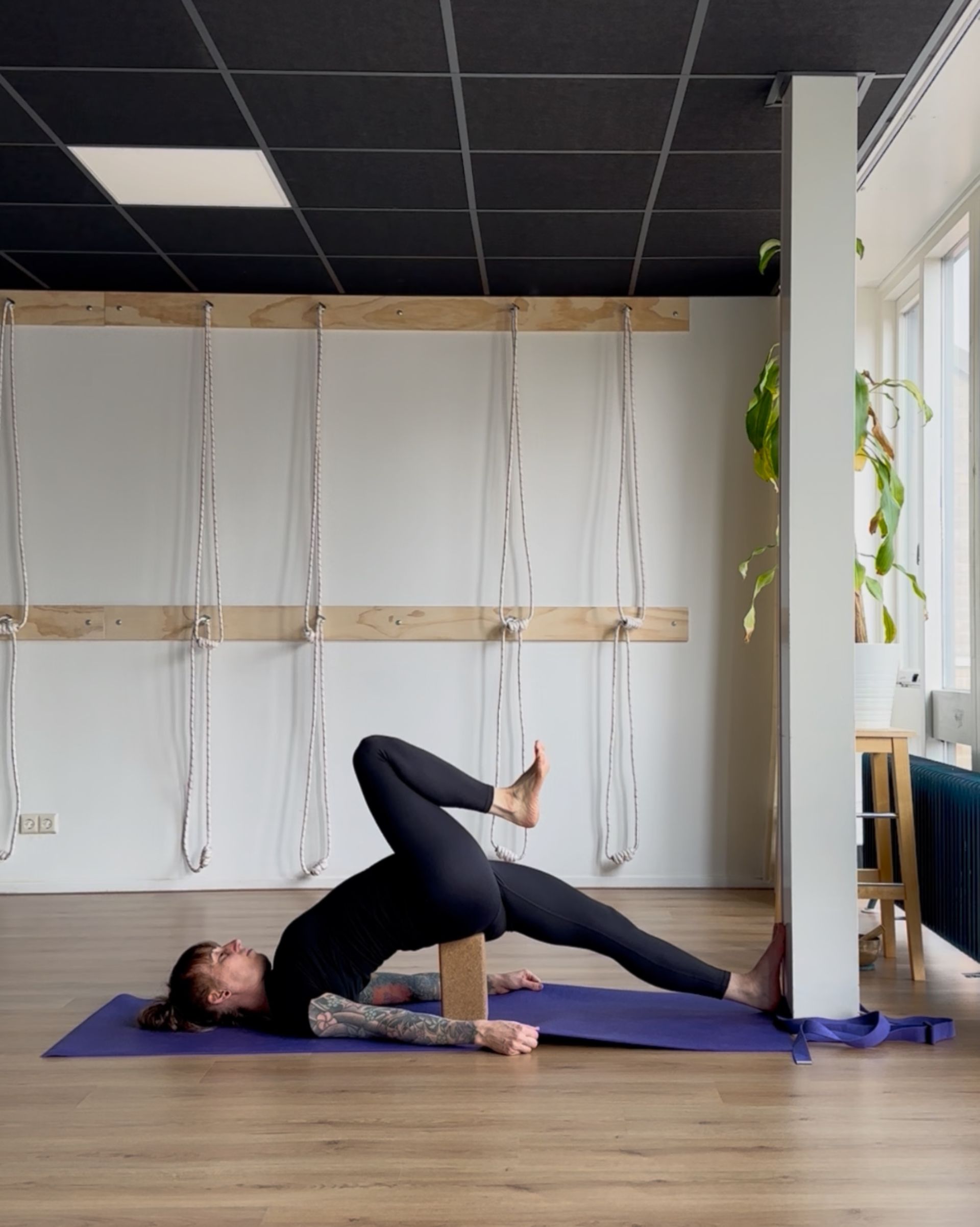 Restorative Setu bandha sarvangasana met blok onder het heiligbeen – om meer tilling te vinden in het borstgebied.