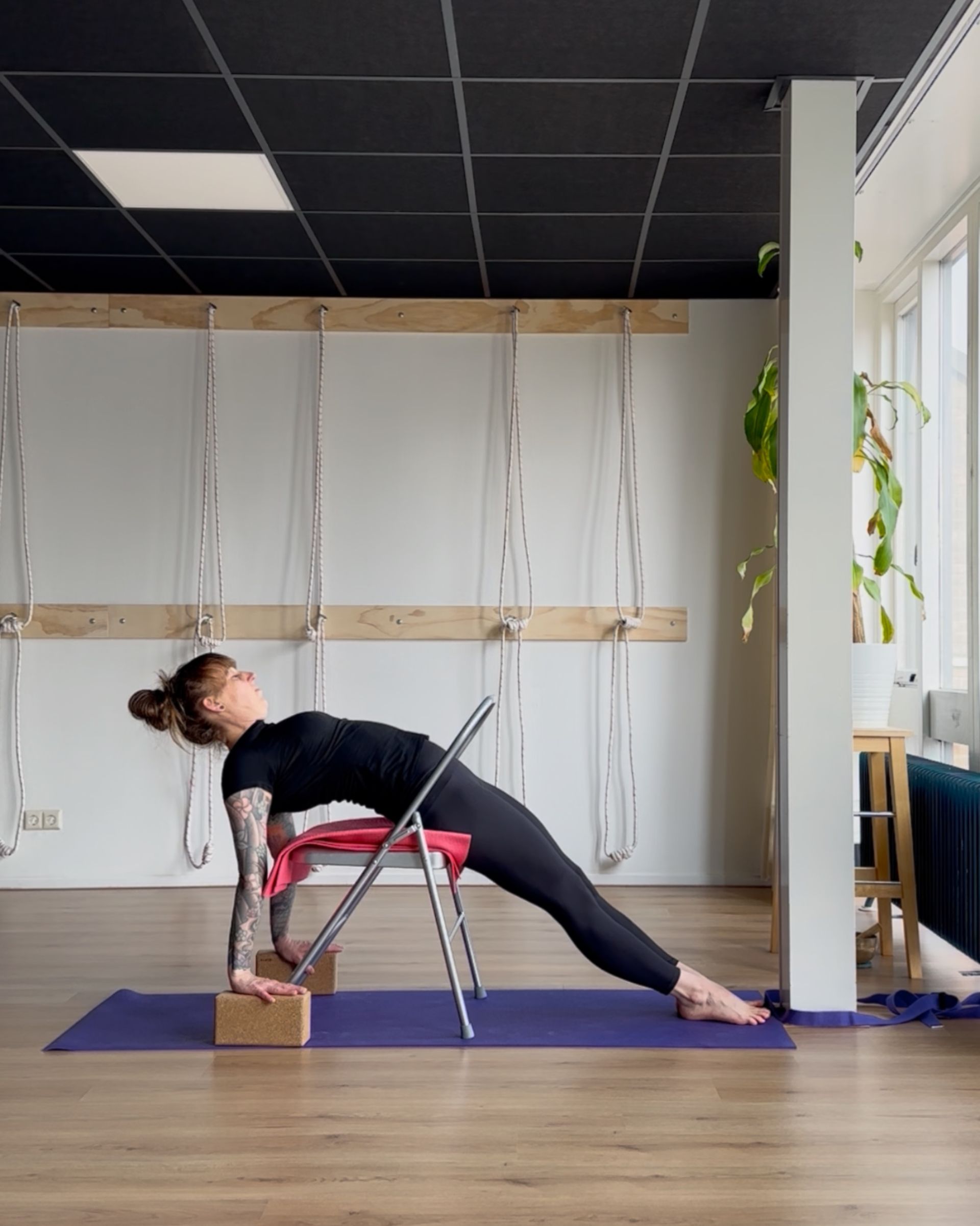 Purvottanasana met een yoga stoel voor ondersteuning in het tillen van het bekken