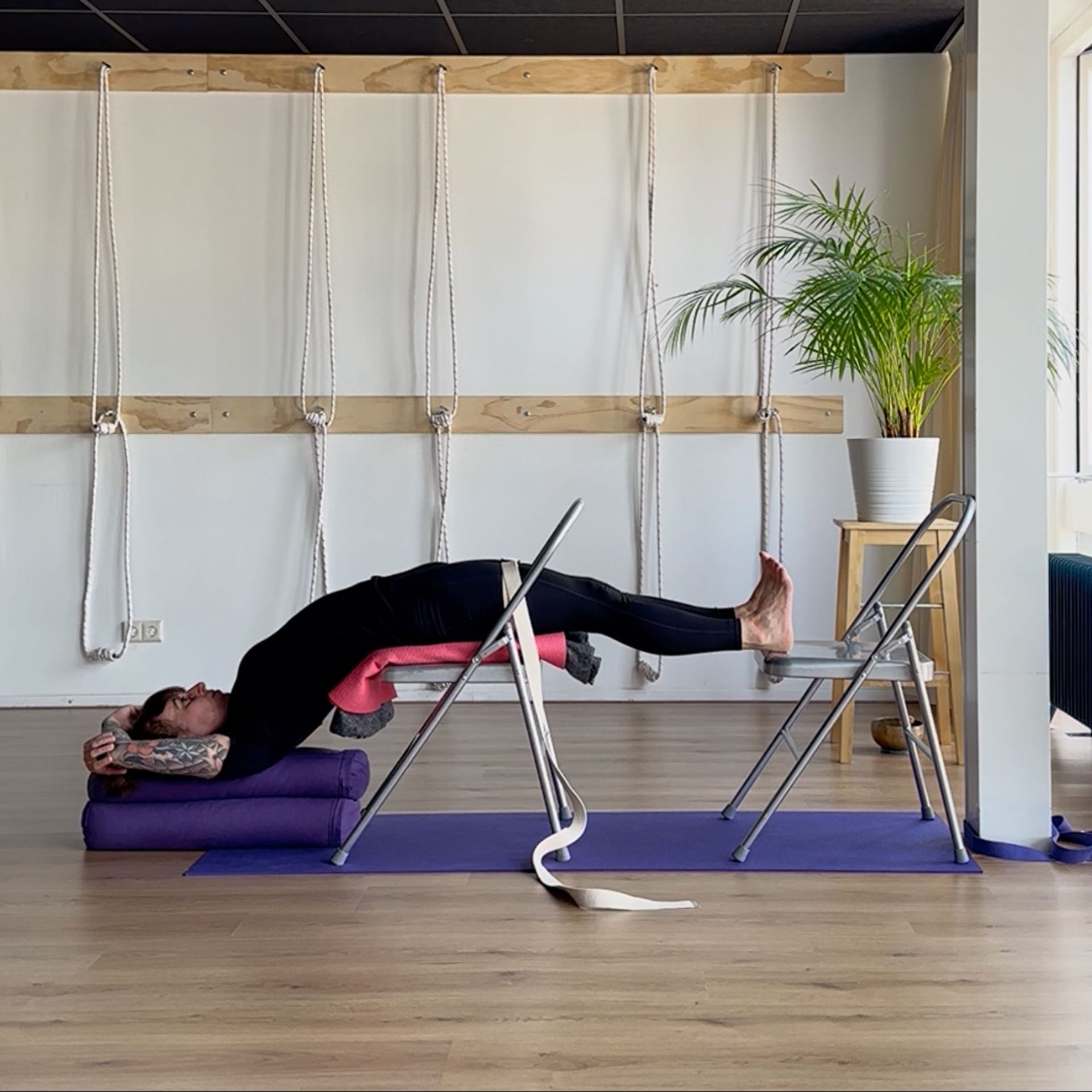 Setu Bandha Sarvanagasana met 2 yogastoelen voor een volledige restorative ervaring