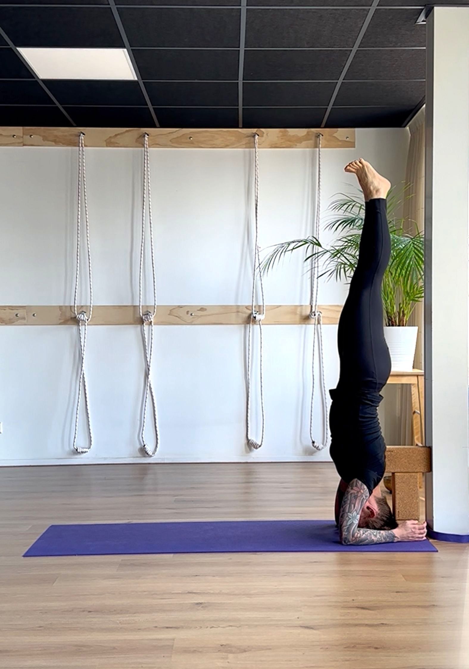 Salamba Sirsasana tegen pilaar