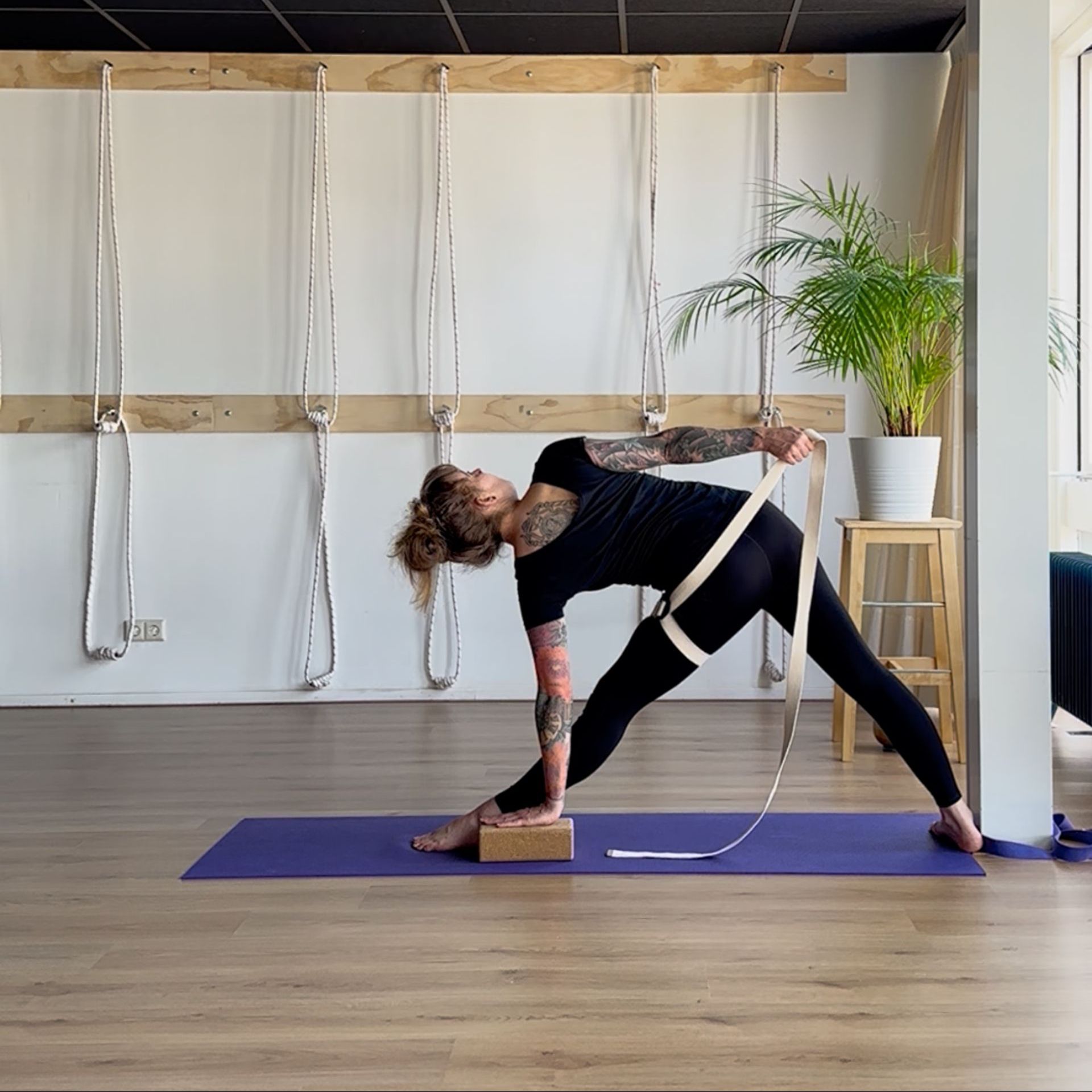 Utthita Trikonasana met riem om romp meer te draaien
