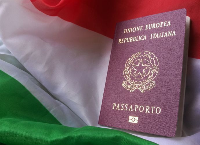 Un pasaporte morado con la palabra Passaporto.