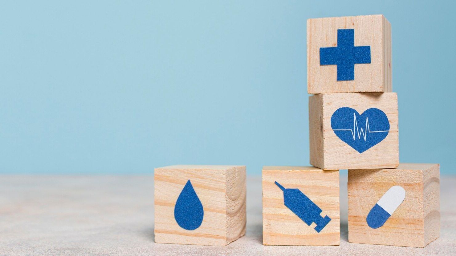 Una pila de bloques de madera con iconos médicos en ellos.