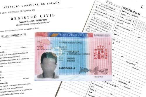 El pasaporte de un hombre está encima de una pila de papeles.