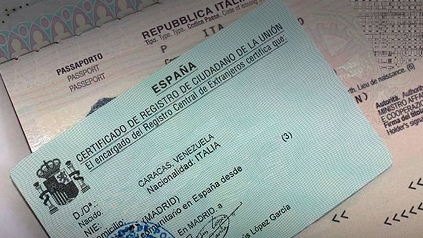 Un pasaporte español con un certificado encima.