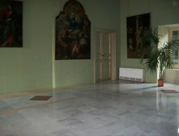 interno con pavimento in marmo