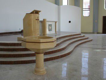 scala e piano in marmo con fontana
