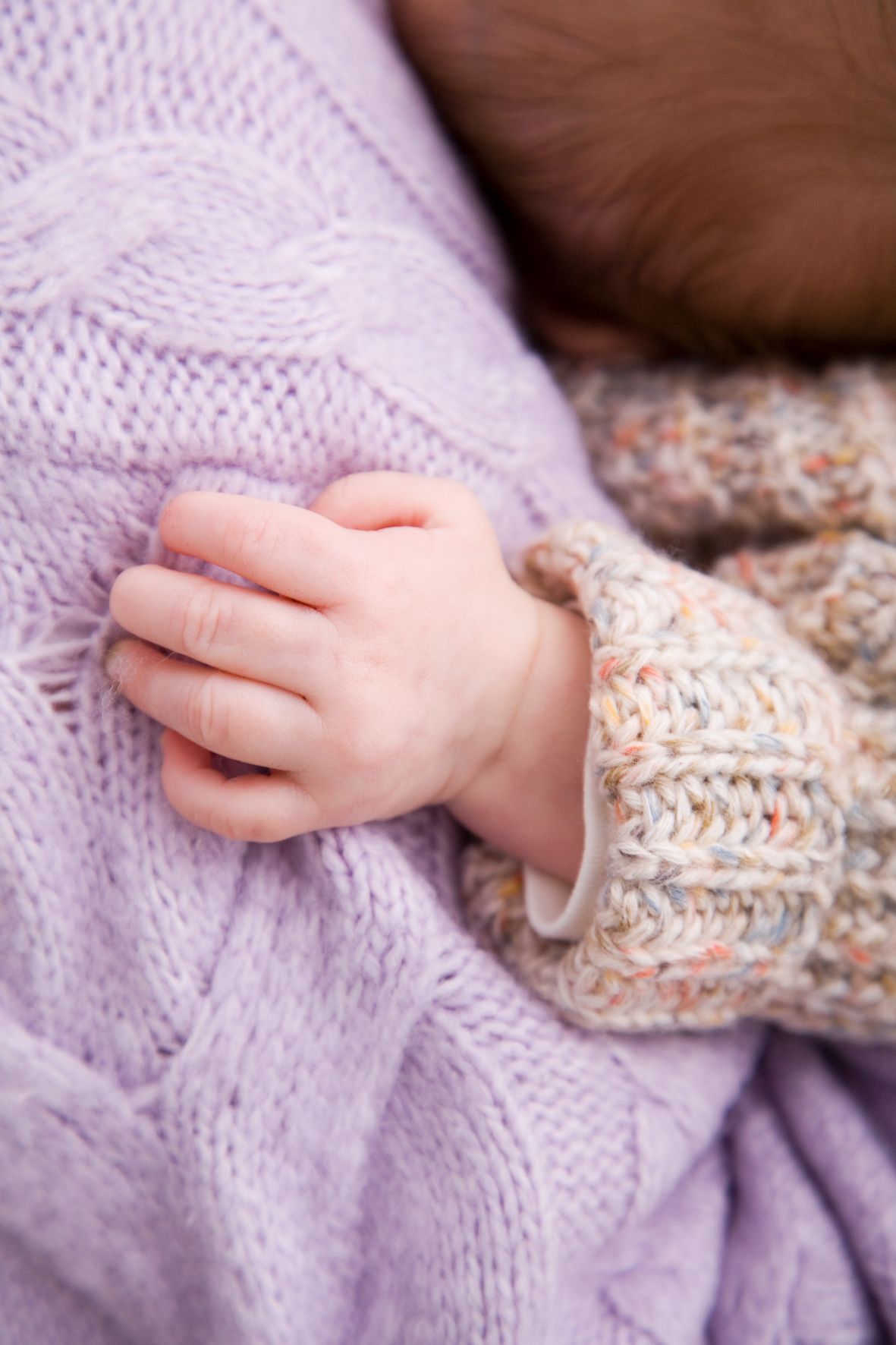 nordwestnord fotografie familienfotoshooting mutter kuschelt baby im arm