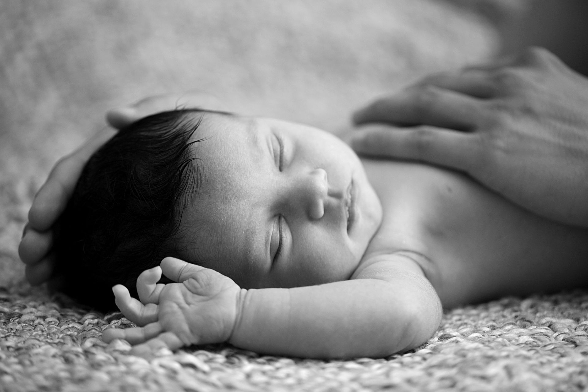 nordwestnord fotografie familienfotoshooting mutter legt hand auf nackten babybauch