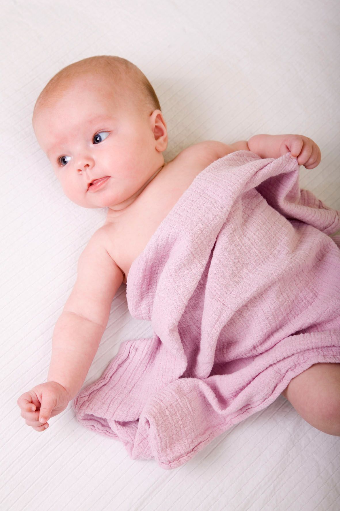 nordwestnord fotografie babyfotoshooting baby liegt auf dem rücken entspannt