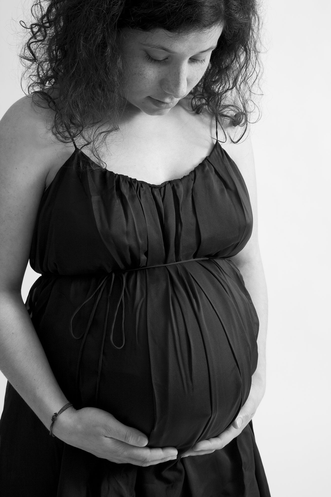 nordwestnord fotografie familienfotoshooting schwangere frau mit bauch in schwarzem traegerkleid