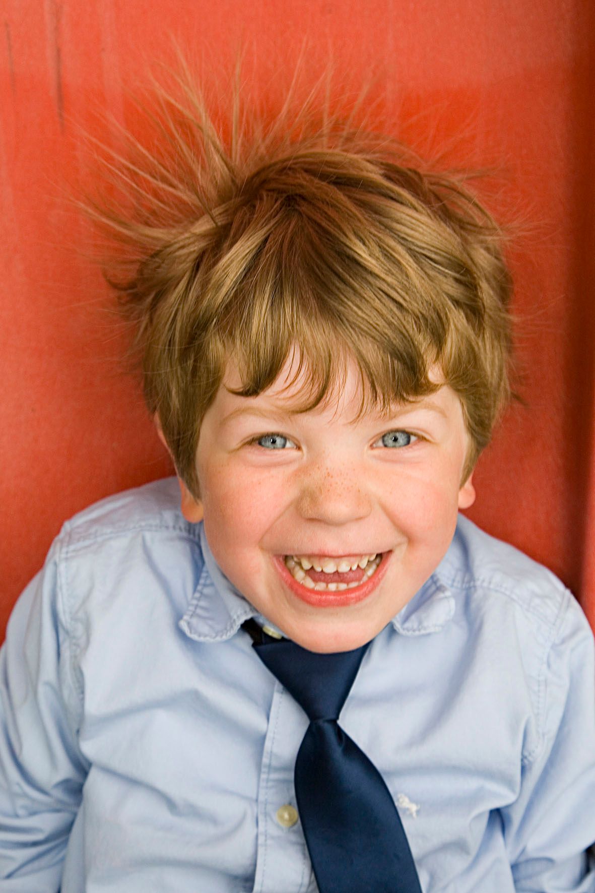 nordwestnord fotografie familienfotoshooting junge lacht fotogen in die kamera
