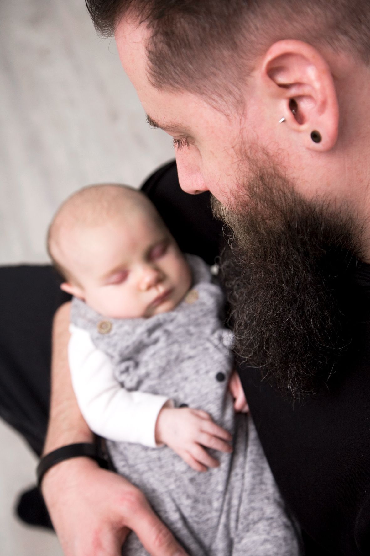 nordwestnord fotografie familienfotoshooting vater kuschelt baby im arm