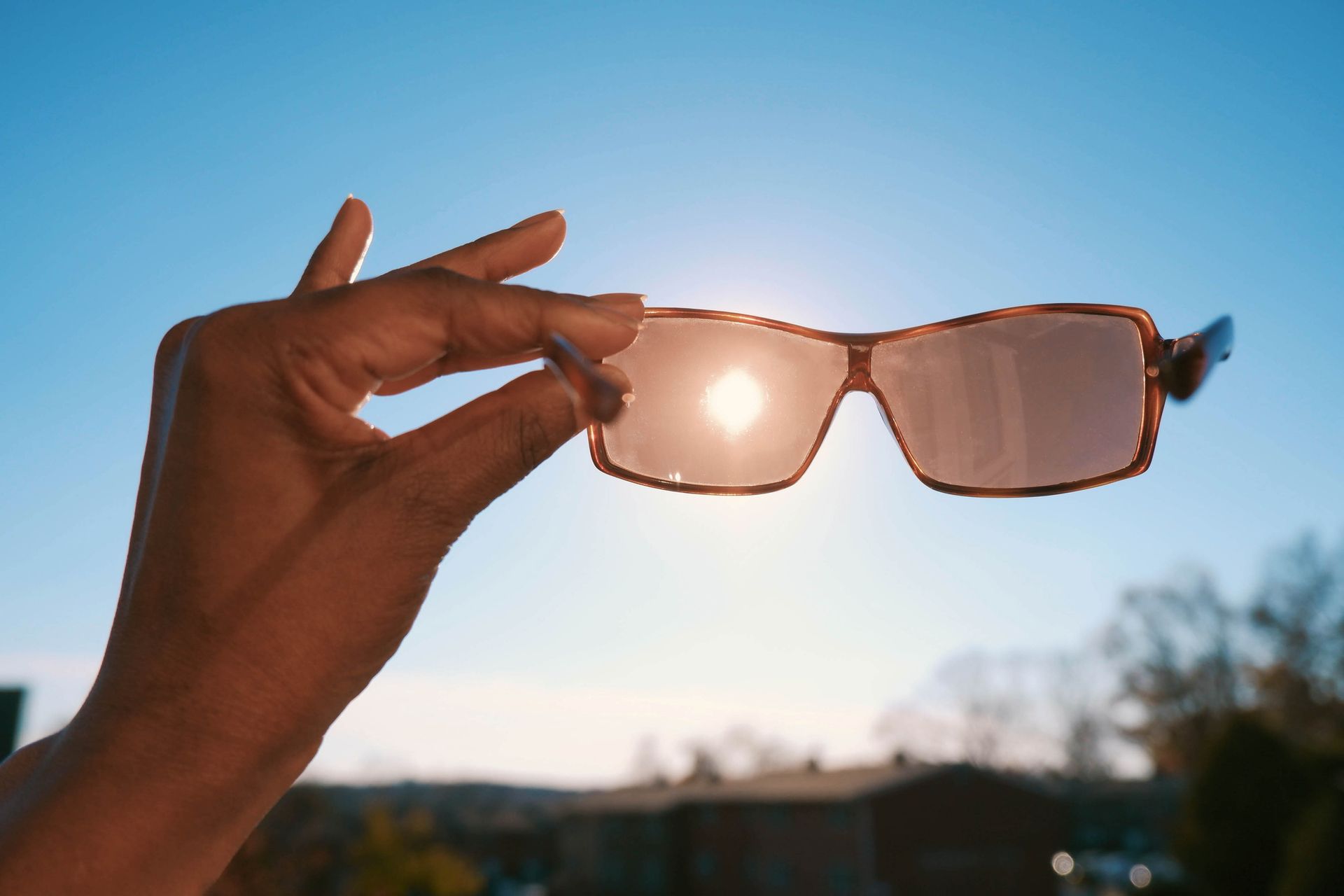 Scegli le lenti fotocromatiche Transition®: protezione UV, cambio colore istantaneo e design di tend