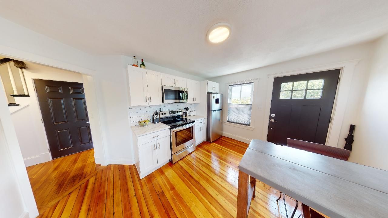 154 Granite - Kitchen With Appliances and table