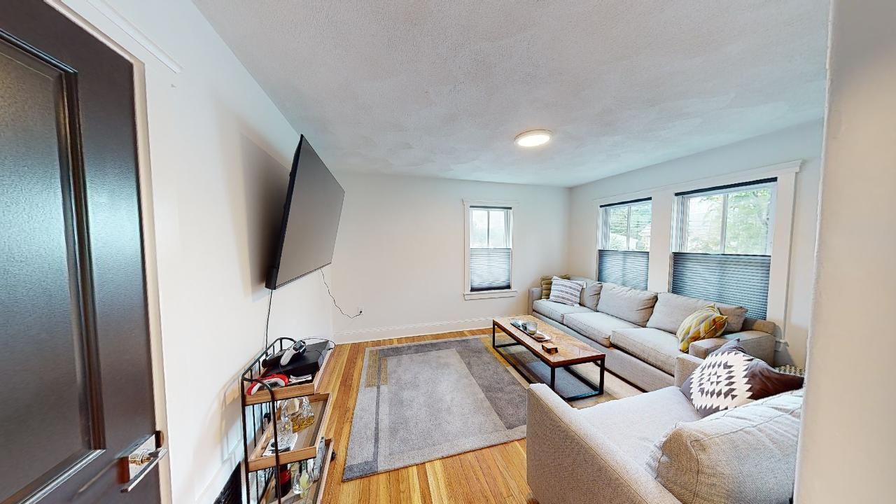 154 Granite - Living room with sofa and TV and windows