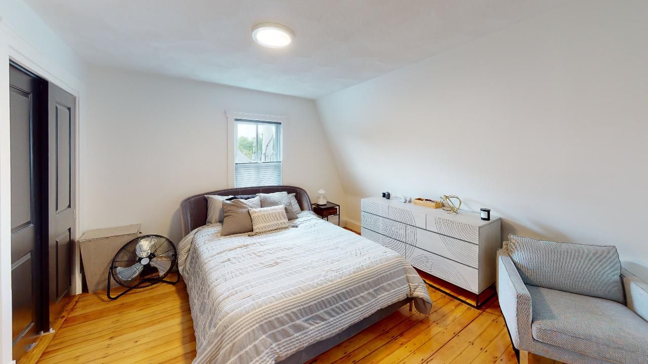 154 Granite - Bedroom with bed and window