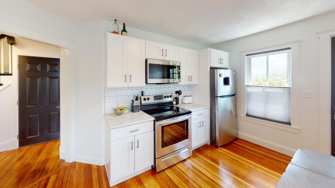 154 Granite - Kitchen With Fridge and Stove