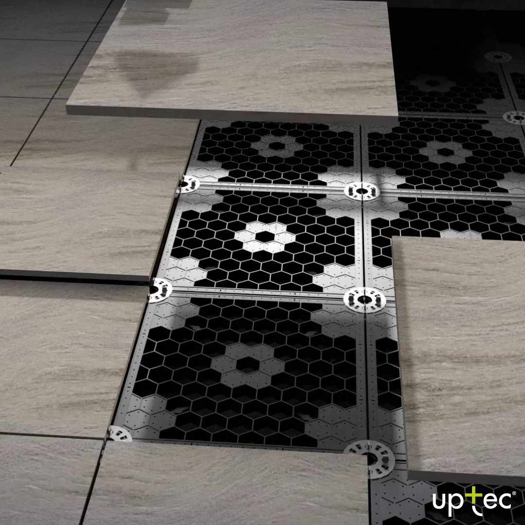 Un pavimento piastrellato bianco e nero con la parola uptec in basso