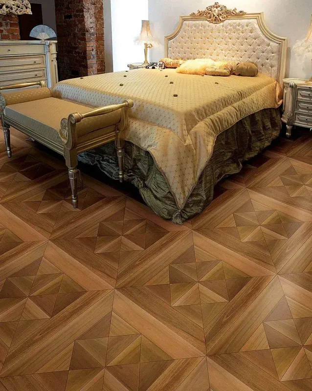 Una camera da letto con un letto grande e un pavimento in legno
