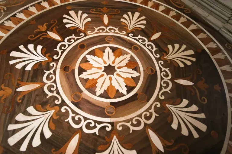 Un pavimento in legno con un disegno circolare