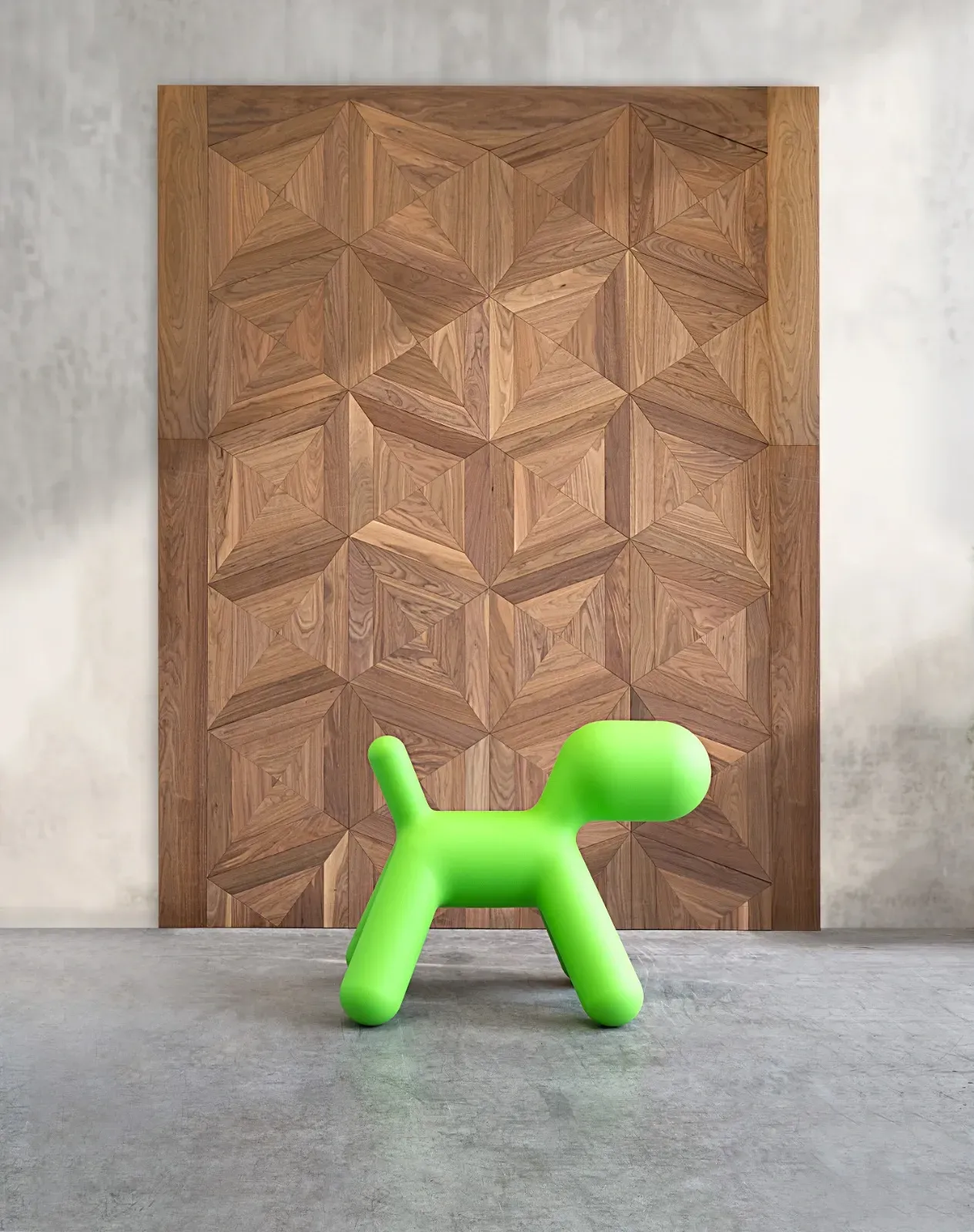 Un cane giocattolo verde è seduto davanti a un muro di legno.