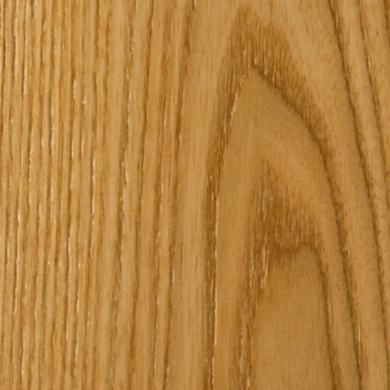 Un primo piano di un pezzo di legno che mostra la venatura