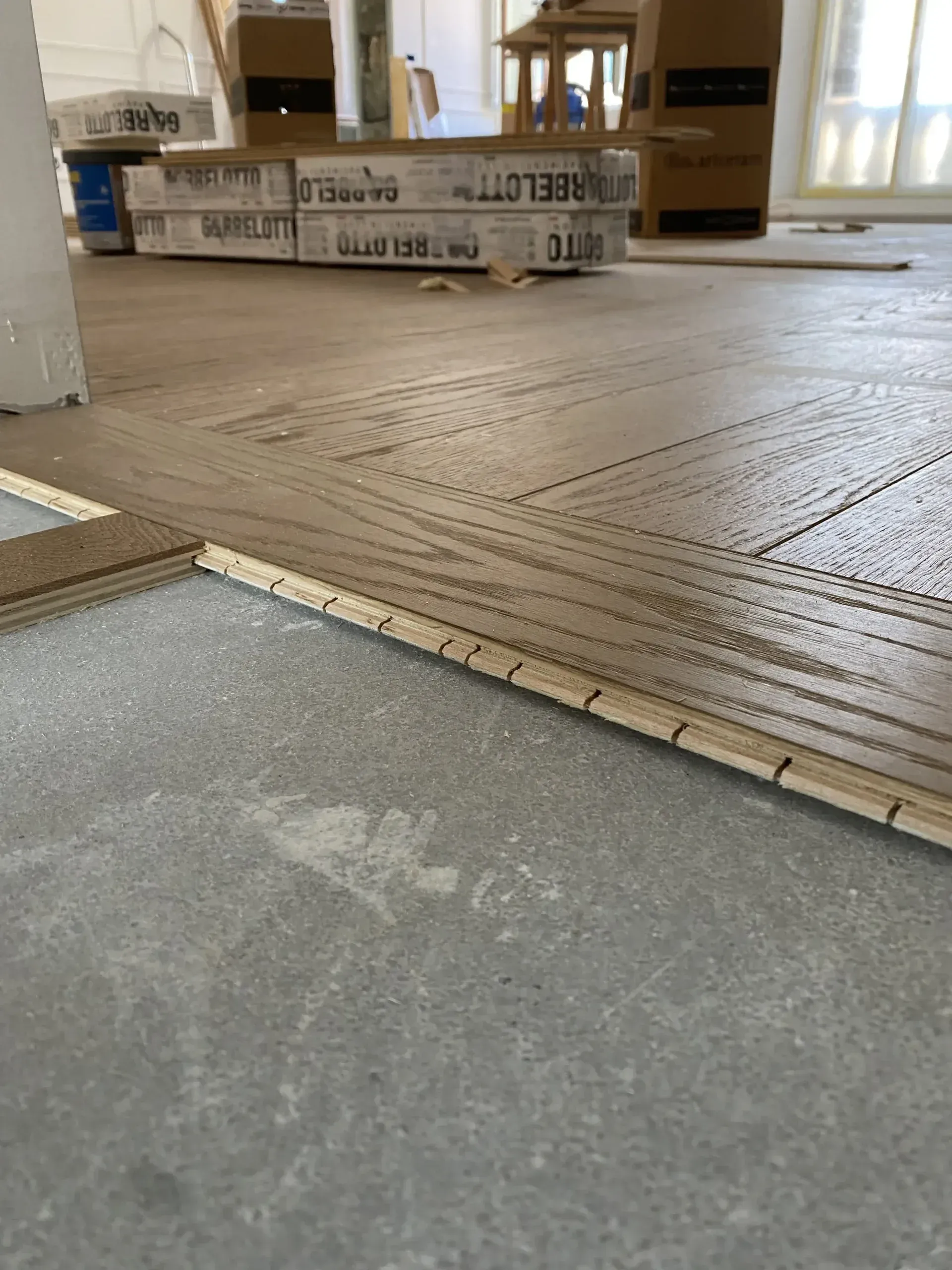 In una stanza viene installato un pavimento in legno.